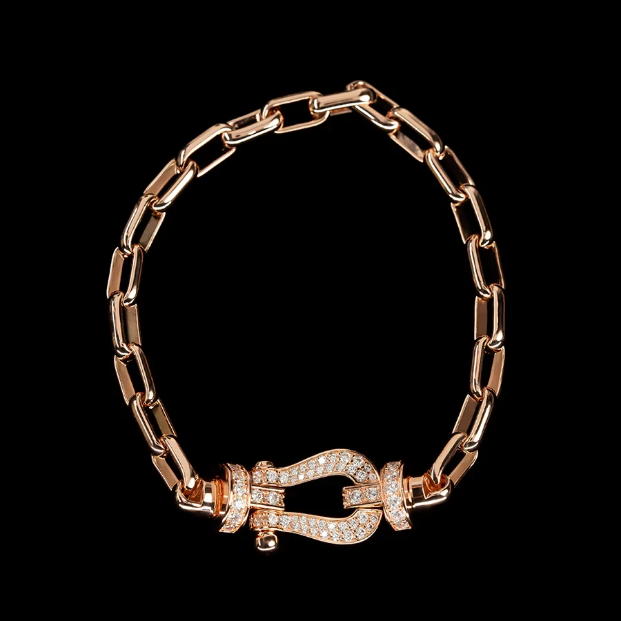 Women's chain bracelet features a stylish horseshoe design, plated in 18K gold