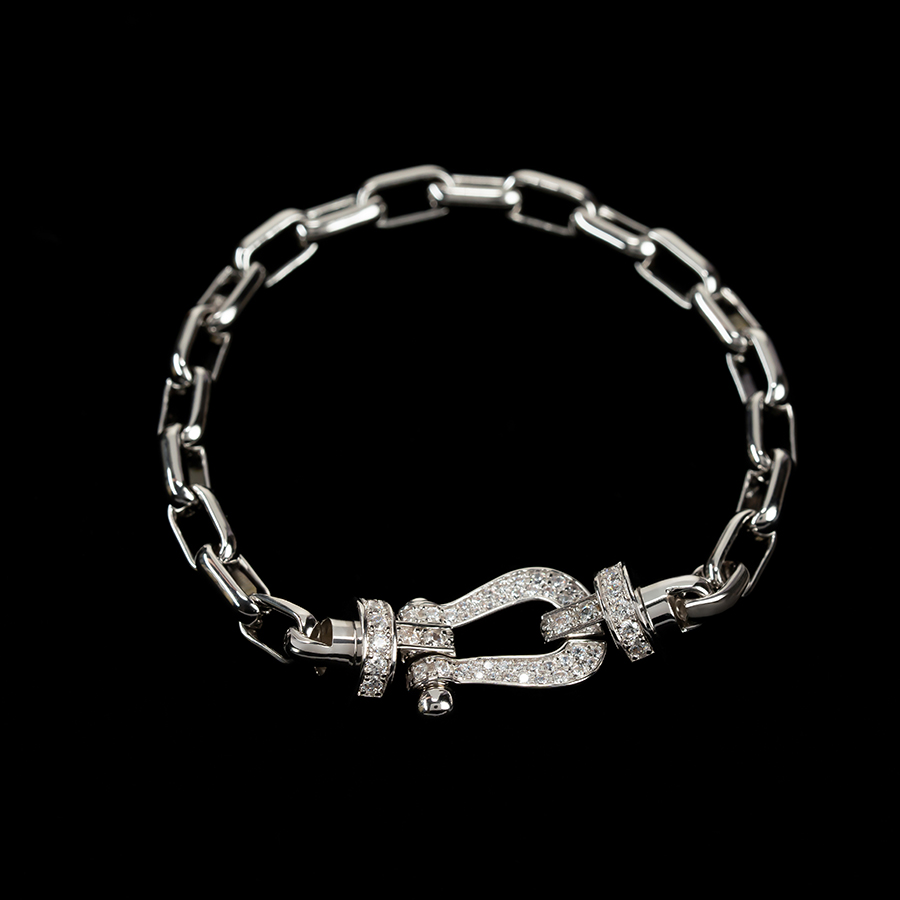 Women's chain bracelet features a stylish horseshoe design, Radium plated