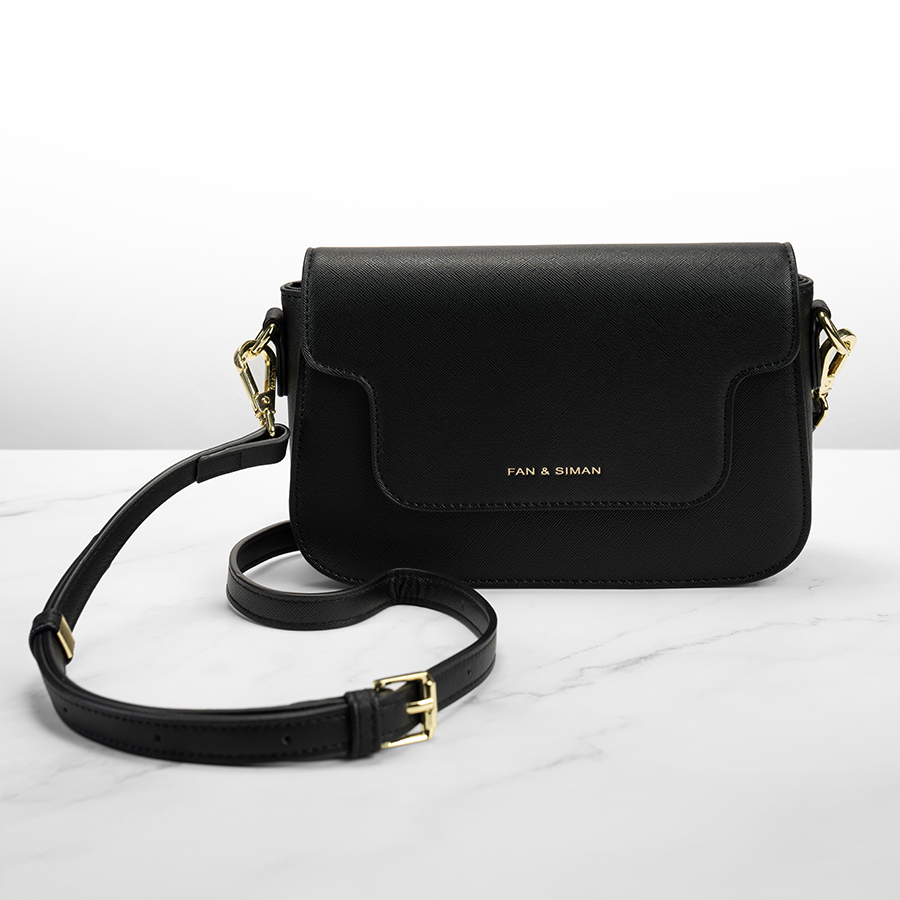 Pocket shoulder bag Black color in leather