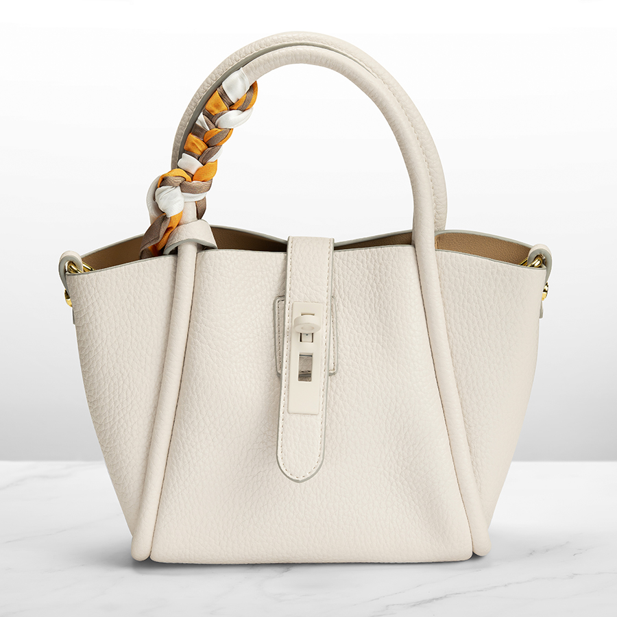 Casual bag off-white  with zipper and lock + ribbon in leathercolor