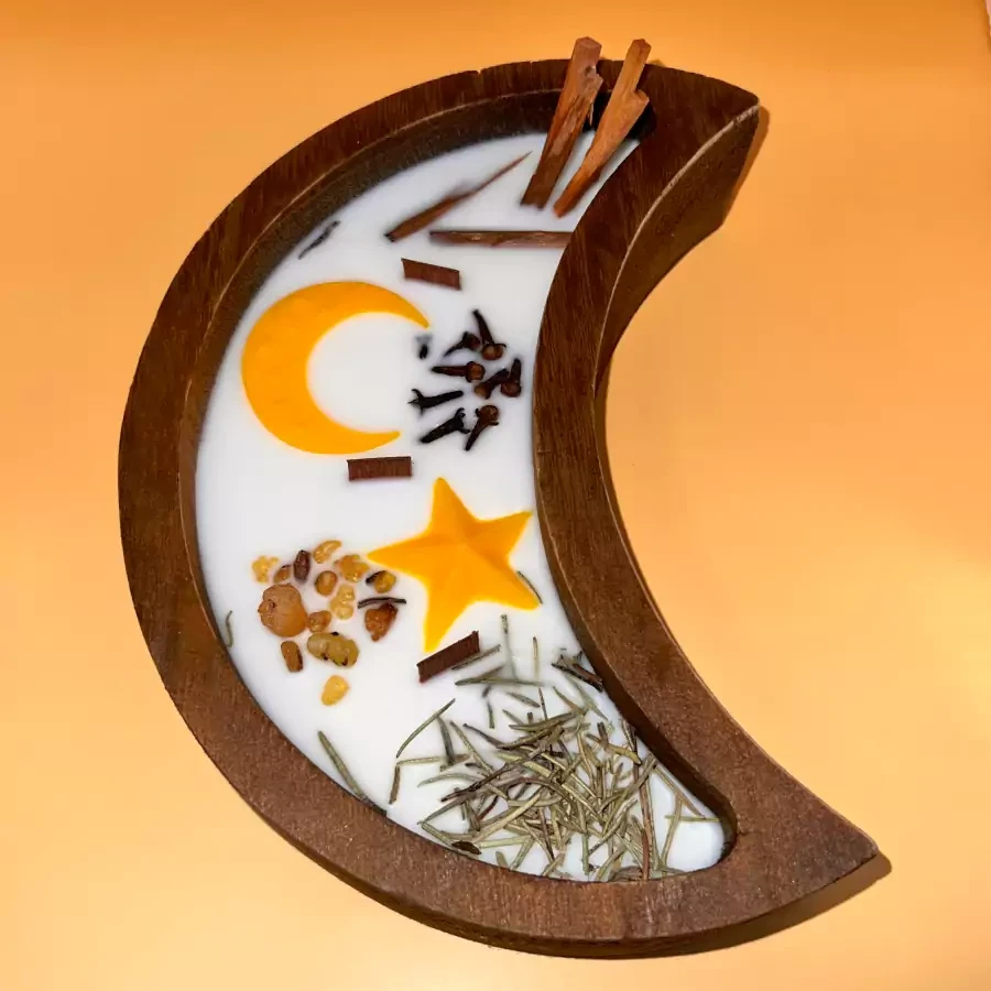 Wooden crescent moon-shaped candle with scent of incense, sandalwood, cloves and oud