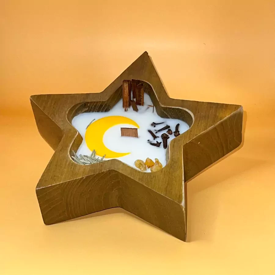 Wooden star-shaped candle with scent of incense, sandalwood, cloves and oud